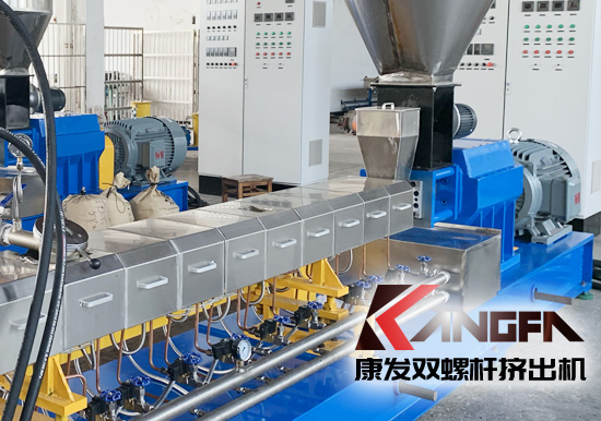 雙螺桿擠出機及擠出段螺棱表面金屬材料和機筒內壁表面金屬之間的“接觸磨損”,我們也可以稱之為“匹配磨損”。相同金屬材質之間的“接觸磨損”,在機筒和螺桿均采用滲氮鋼的材料制造,而且經(jīng)過相同的氮化處理工藝手段,其量化的“匹配磨損速率”顯然不容樂觀。