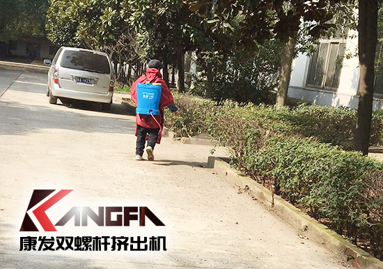 戰(zhàn)疫情、防風(fēng)險、保安全!康發(fā)雙螺桿擠出機復(fù)工在即,全廠實現(xiàn)全方位消毒!